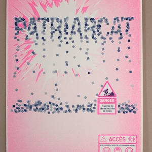 Può includere: Poster rosa con la parola "PATRIARCAT" in blu, che esplode da un'esplosione bianca. Sotto, un triangolo rosa con un simbolo di operaio edile e la parola "DANGER". Il testo è in francese.