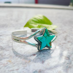 星形キングマンターコイズ925スターリングシルバージェムストーンバングル、ハンドメイドジュエリー、ユニークなデザインのバングル