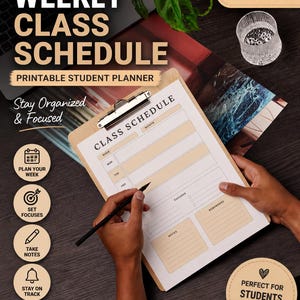 Op de afbeelding: Een klembord met een "CLASS SCHEDULE" formulier, een zwarte pen en de tekst "WEEKLY CLASS SCHEDULE PRINTABLE STUDENT PLANNER". De afbeelding bevat ook pictogrammen en de tekst "Stay Organized & Focused".