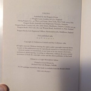 Puede incluir: P&aacute;gina de un libro con el t&iacute;tulo "VIKING" en la parte superior. La p&aacute;gina contiene texto que detalla la editorial, la informaci&oacute;n de derechos de autor y los detalles de impresi&oacute;n. El texto est&aacute; en negro sobre papel crema.