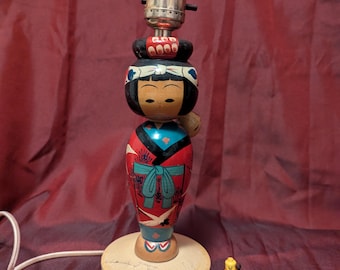 Lámpara de mesa japonesa de mediados de siglo con forma de madre e hijo de muñeca Kokeshi