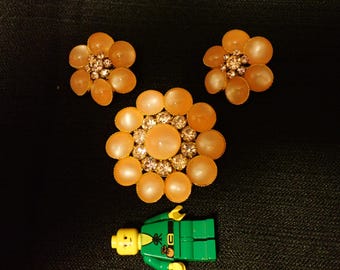 Broche y pendientes de clip con diseño de luna rosa firmados por Judy Lee