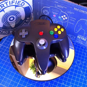 Mando original negro de Nintendo 64 - Joystick doblado de estilo kitsch reacondicionado