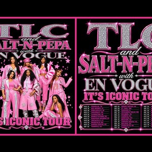Op de afbeelding: Een zwarte grafische print met de tekst TLC AND SALT-N-PEPA WITH EN VOGUE IT'S ICONIC TOUR in glitterende roze en zilveren letters. Het ontwerp bevat een groep artiesten in roze outfits en een lijst met tourdata aan de rechterkant.