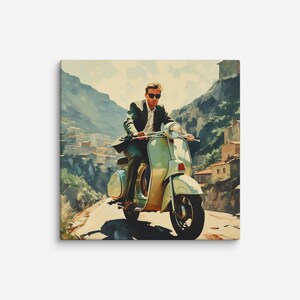 Könnte beinhalten: Leinwanddruck eines Mannes auf einem hellgrünen Vintage-Roller auf einer Straße. Der Fahrer trägt einen dunklen Anzug und eine Sonnenbrille, vor dem Hintergrund einer Bergstadt und Bergen. Das Kunstwerk hat eine Vintage-Ästhetik.