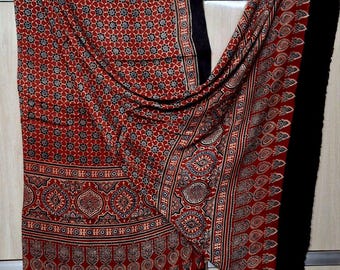 Ajrakh Hand-Block Bedruckte Modal Seide Dupatta mit traditionellen geometrischen Purpur und schwarzen erdigen Tönen