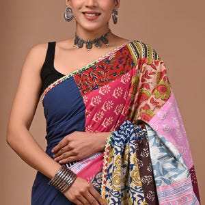 Könnte beinhalten: Ein marineblauer und Patchwork-Sari mit floralen und geometrischen Mustern. Der Sari weist eine Mischung aus Farben auf, darunter Rosa, Rot, Blau und Gelb. Der Sari ist mit einem dekorativen Rand versehen.
