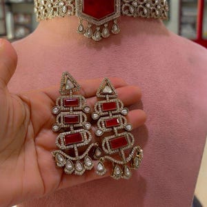 Zeitgenössisches viktorianisches Rubinrotes Choker Set | Geometrische Polki Statement Halskette