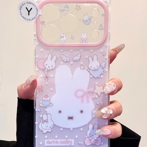 Op de afbeelding: Transparante telefoonhoes met roze rand en een schattig konijnenontwerp. De hoes heeft illustraties van konijnen, sterren, wolken en strikken. De tekst "Cute miffy" staat op de hoes.