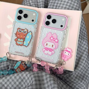 ピクセルアートキャラクターのクリアスマホケース（チャーム付き）、かわいいY2Kコケットキュート美的カバー（iPhone 17 16 15 Pro Max用）、彼女へのギフト