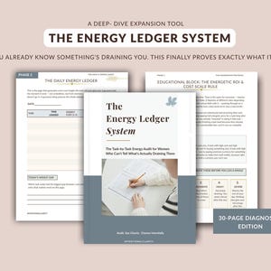 以下が含まれることがあります： 30ページの診断版The Energy Ledger System。詳細な拡張ツールです。表紙にはタイトル、フォームに記入する人物の写真、そして「The Task-by-Task Energy Audit for Women Who Can't Tell What's Actually Draining Them」というテキストが記載されています。