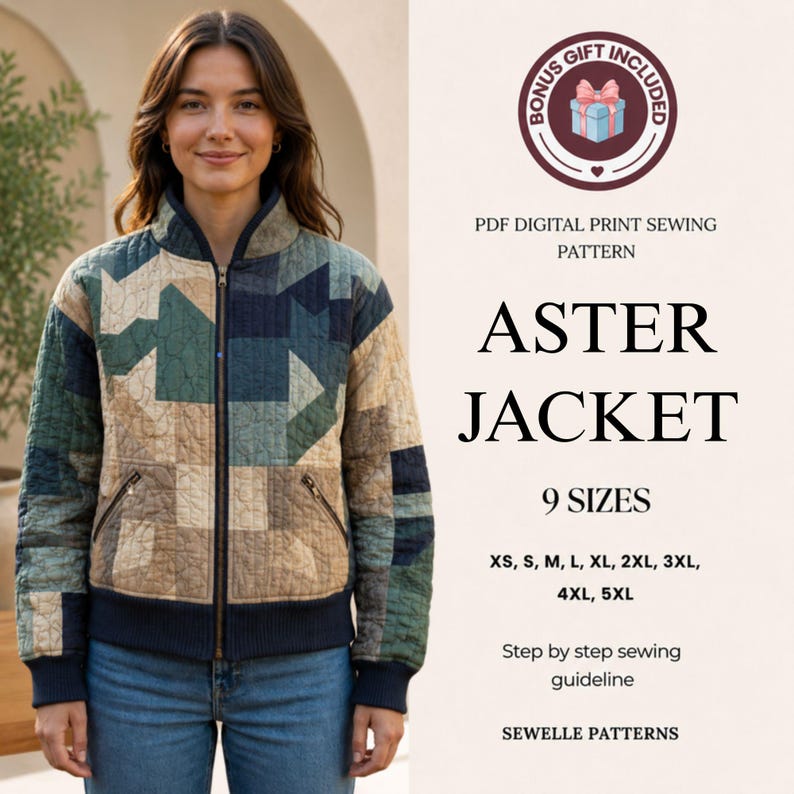 Op de afbeelding: Een gewatteerd jack met een geometrisch patroon in blauw-, groen- en bruintinten, voorzien van een ritssluiting, geribbelde boorden en zijzakken. De tekst luidt: PDF DIGITAL PRINT SEWING PATTERN ASTER JACKET 9 SIZES XS, S, M, L, XL, 2XL, 3XL, 4XL, 5XL.