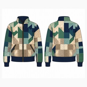 Op de afbeelding: Een jack met ritssluiting en een geometrisch patchworkpatroon in marineblauw, bosgroen en beige. Het kledingstuk heeft een hoge kraag, lange mouwen, geribbelde boorden en zoom, en twee voorzakken met donkere ritsen en metalen trekkers.