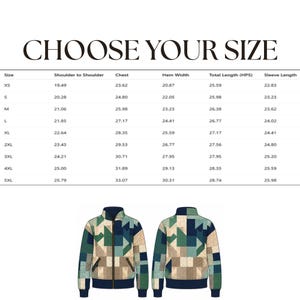 Op de afbeelding: Een maattabel getiteld CHOOSE YOUR SIZE met kolommen voor schouder-, borst-, zoom-, lengte- en mouwmaten in centimeters, boven een voor- en achteraanzicht van een jack met rits en een geometrisch patroon in blauw, groen en beige.