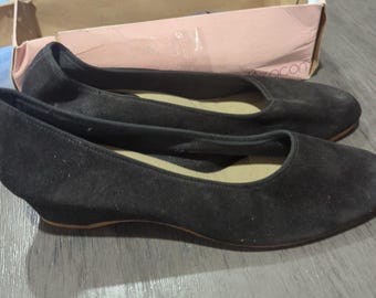 NEW Bees by Beacon BRISTOL Womens Size 12 W Black Suede Low Block Heel Pump Shoe