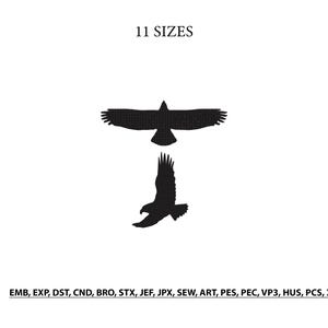 Puede incluir: Un diseño de bordado negro con dos siluetas de águila, una volando con las alas extendidas horizontalmente y otra descendiendo. El texto 11 SIZES aparece en la parte superior, y los formatos EMB, EXP, DST, CND, BRO, STX, JEF, JPX, SEW, ART, PES, PEC, VP3, HUS, PCS, XXX se enumeran en la parte inferior.