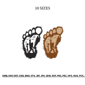 Può includere: Due disegni ricamati a forma di impronta contenenti la sagoma di una creatura e di un alieno in un ambiente boschivo. Un'impronta è nera e l'altra è marrone. Il testo 10 SIZES appare sopra e i formati dei file sono elencati sotto.