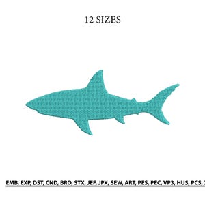 Puede incluir: Un diseño de bordado de tiburón color verde azulado con un patrón de puntadas texturizado. El texto 12 SIZES se encuentra sobre el tiburón, y el texto EMB, EXP, DST, CND, BRO, STX, JEF, JPX, SEW, ART, PES, PEC, VP3, HUS, PCS, XXX está debajo.