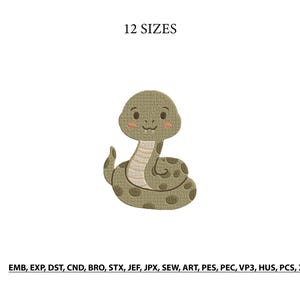 Könnte beinhalten: Ein Stickmuster mit einer Cartoon-Schlange mit hellgrünem Körper, dunkelgrünen Flecken und cremefarbenem Bauch. Der Text 12 SIZES steht darüber, und die Dateiformate EMB, EXP, DST, CND, BRO, STX, JEF, JPX, SEW, ART, PES, PEC, VP3, HUS, PCS, XXX sind darunter aufgeführt.