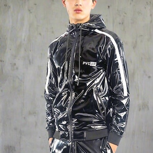 Hoogglanzende PVC-jas met capuchon en zachte binnenvoering.