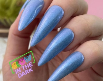 Festival de las Luces - Azul cielo brillante, blanco que brilla en la oscuridad, esmalte de uñas indie de Hanukkah