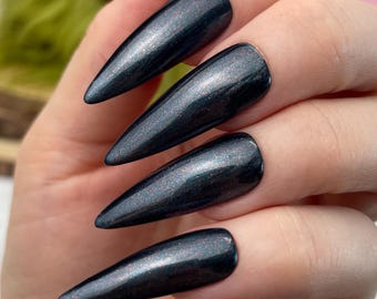 Gryla - Azul carbón negro, motas rojas y brillo verde, esmalte de uñas navideño indie