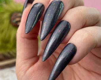 Dreidel de Medianoche - Brillo Grafito, Destellos Arcoíris y Escamas Rojas, Esmalte de Uñas Indie para Hanukkah