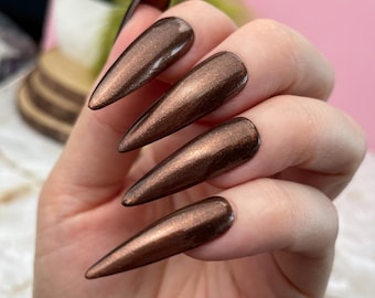 Krampus - Marrón castaño, destellos rojos y motas doradas, esmalte de uñas navideño indie