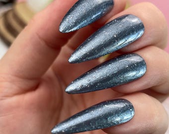 Belsnickel - Azul oscuro escarchado plateado, brillo helado y purpurina holográfica, esmalte de uñas navideño indie