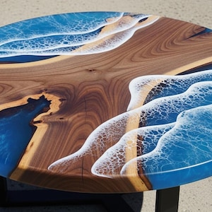 Mesa de centro redonda de nogal con borde natural y resina epoxi – Muebles de arte en resina con diseño de olas oceánicas azules