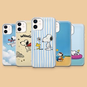 Może przedstawiać: Pięć etui na telefon z motywami Snoopy'ego i Woodstocka. Etui przedstawiają Snoopy'ego w różnych scenach: lecącego samolotem z papieru, w pelerynie, z Woodstockiem, opalającego się i na tratwie. Każde etui ma inny kolor tła.