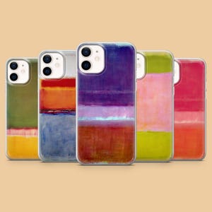 Puede incluir: Una colección de cinco fundas para teléfono con diseños de arte abstracto. Cada funda presenta una paleta de colores diferente, incluyendo tonos de verde, naranja, azul, morado, rosa y rojo. Los diseños tienen un efecto pictórico en capas, con bandas horizontales de color.