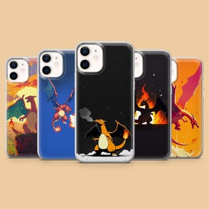 Può includere: Una collezione di cinque custodie per telefoni con un design a cartone animato di un drago. Le custodie mostrano il drago in varie pose su sfondi blu, arancioni e neri. Il drago è principalmente arancione con ali nere e una coda infuocata.