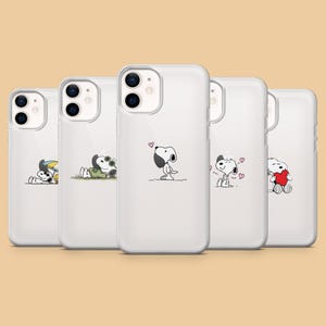 Op de afbeelding: Vijf doorzichtige smartphonehoesjes met diverse illustraties van het personage Snoopy. De ontwerpen tonen Snoopy met een paraplu, liggend in het gras, staand met een hartje, omringd door kleine hartjes en met een groot rood hart.