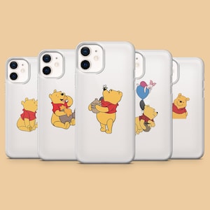 Può includere: Cinque custodie bianche per telefono con illustrazioni di Winnie the Pooh. Ogni custodia mostra una scena diversa di Pooh, con una maglietta rossa, in varie pose. I disegni includono Pooh con miele, un'ape e Pimpi.