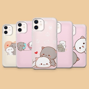 Könnte beinhalten: Eine Sammlung von fünf Handyhüllen mit niedlichen Cartoon-Katzenmotiven. Die Hüllen haben verschiedene rosa und cremefarbene Hintergründe mit Illustrationen von Katzen in verschiedenen Posen, darunter Umarmungen und die Benutzung eines Telefons. Die Hüllen sind für ein Smartphone konzipiert.