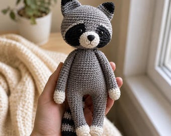 Wzór na szydełko szop pracz amigurumi w formacie PDF, samouczek robienia szydełkowej zabawki leśnego zwierzęcia, wzór na ręcznie robioną pluszową lalkę, uroczy prezent w postaci szydełkowego zwierzaka