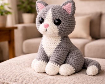Realistyczny wzór na szydełkowego kota amigurumi w formacie PDF, wzór na szaro-białego pluszowego kota, szczegółowe szydełkowe zwierzątko, cyfrowy prezent do pobrania DIY