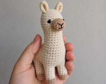 Wzór na szydełkową alpakę w formacie PDF – urocza pluszowa lama amigurumi, minimalistyczne zwierzątko gospodarskie szydełkowane, ręcznie robiony wzór na wystrój pokoju dziecięcego