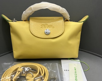 Borsa a tracolla Longchamp color giallo limone, dotata di tracolla regolabile: piccola e pratica, è il regalo ideale per lei.