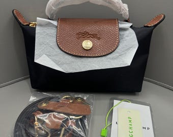 Mini borsa a tracolla Longchamp nera, con tracolla regolabile: piccola e pratica, è il regalo ideale per lei.