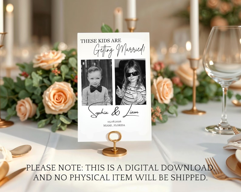 Puede incluir: Una tarjeta de mesa de boda blanca con el texto "THESE KIDS ARE Getting Married!" y dos fotos en blanco y negro. La tarjeta dice "Sophia & Liam" y la fecha "05.08.2026 Miami, Florida". La tarjeta est&aacute; sujeta por un soporte de metal dorado.