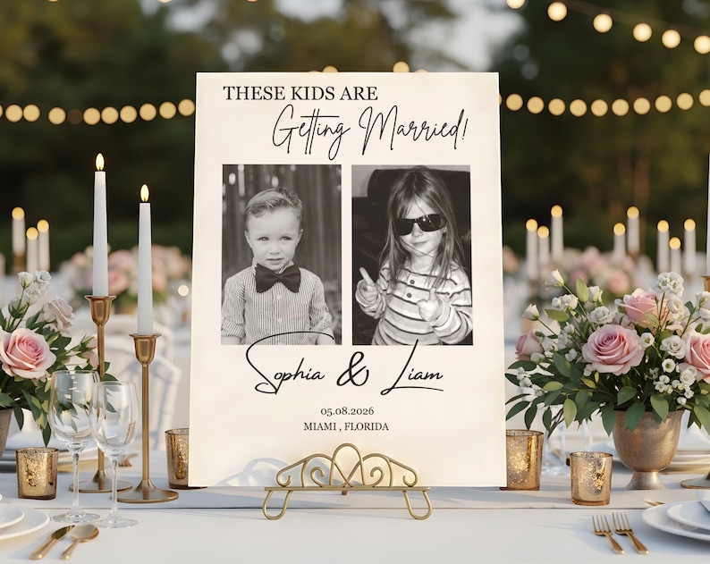 Puede incluir: Un letrero de boda con el texto "THESE KIDS ARE Getting Married!". Presenta dos fotos en blanco y negro de ni&ntilde;os. El letrero incluye los nombres "Sophia & Liam" y la fecha 05.08.2026, Miami, Florida. El letrero se muestra en un soporte dorado.