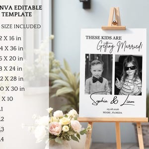 Puede incluir: Un letrero de boda blanco sobre un caballete de madera con el texto "THESE KIDS ARE Getting Married!" y dos fotos en blanco y negro de ni&ntilde;os. El letrero incluye los nombres Sophia & Liam, la fecha 05.08.2026 y la ubicaci&oacute;n Miami, Florida. El letrero tambi&eacute;n enumera varios tama&ntilde;os.