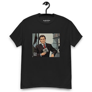 Puede incluir: Una taza de cerámica blanca con un asa negra y el texto "But First, Coffee" en negrita negra. La taza se encuentra sobre un fondo borroso, sugiriendo un ambiente acogedor.