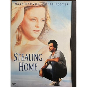Puede incluir: Carátula de DVD con un título azul y blanco que dice "STEALING HOME". La carátula presenta una foto de Mark Harmon y Jodie Foster.