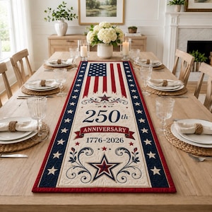 Könnte beinhalten: Ein rechteckiger Tischläufer mit patriotischem Design, der die amerikanische Flagge, Sterne und den Text "250th Anniversary 1776-2026" zeigt. Der Läufer ist rot, weiß und blau und liegt auf einem Holztisch, der für eine Mahlzeit gedeckt ist.