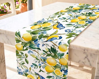Camino de mesa de lino color limón inspirado en la costa de Amalfi, decoración botánica de pájaros azules, acento mediterráneo para comedor, estilo italiano.