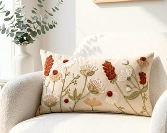 Fodera per cuscino floreale ricamata, cuscino boho con fiori selvatici, decorazione cottagecore, cuscino decorativo botanico, complemento d'arredo per divano in stile rustico