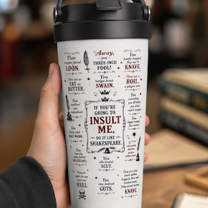 Może przedstawiać: Biały kubek podróżny ze stali nierdzewnej z czarną pokrywką i uchwytem, z czarnym i czerwonym tekstem: If you're going to insult me, do it like Shakespeare, otoczony różnymi szekspirowskimi obelgami oraz małymi ilustracjami, takimi jak pióro i czaszka.